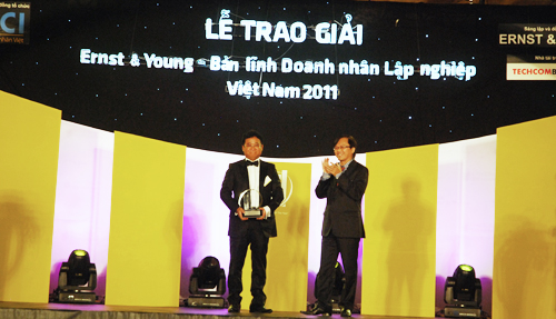 Ông Đặng Thành Tâm vinh danh giải thưởng "Ernst & Young - Bản lĩnh doanh nhân lập nghiệp Việt Nam 2011"