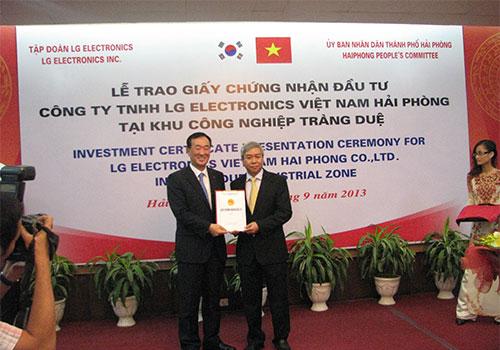 Thành phố Hải Phòng trao giấy chứng nhận đầu tư cho LG