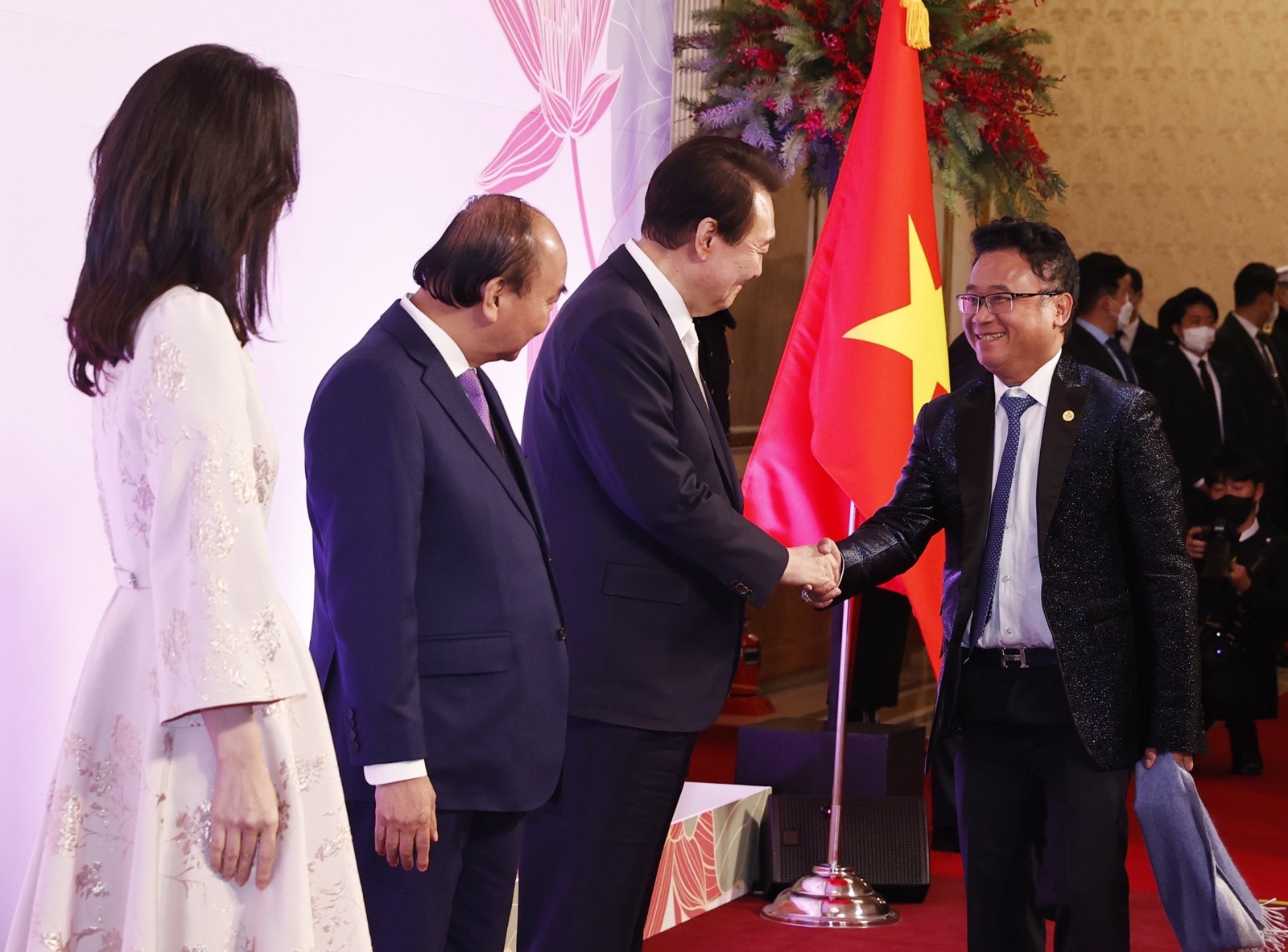 CHAIRMAN OF KBC – MR. DANG THANH TAM ACCOMPANIED THE PRESIDENT ON THE VISITING TO KOREA